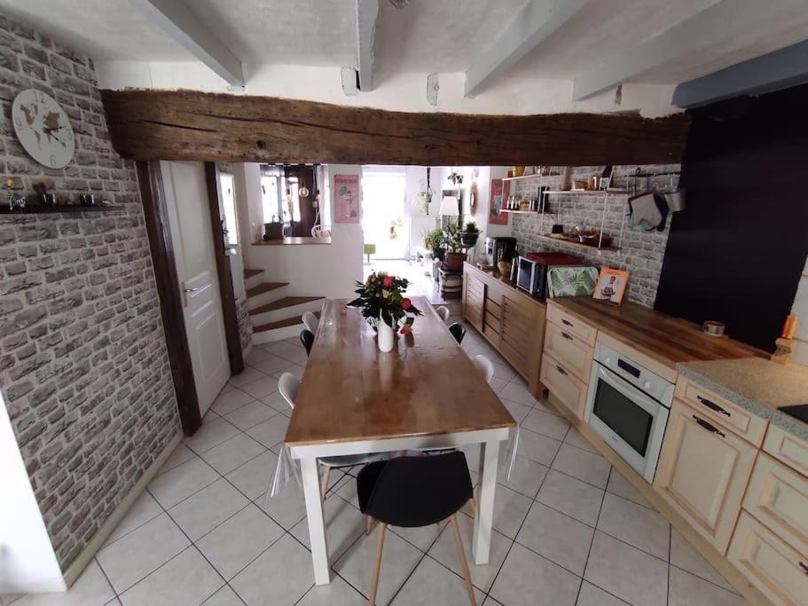 Chaleureuse Maison De Ville Avec Parking Gratuit Chinon Zewnętrze zdjęcie